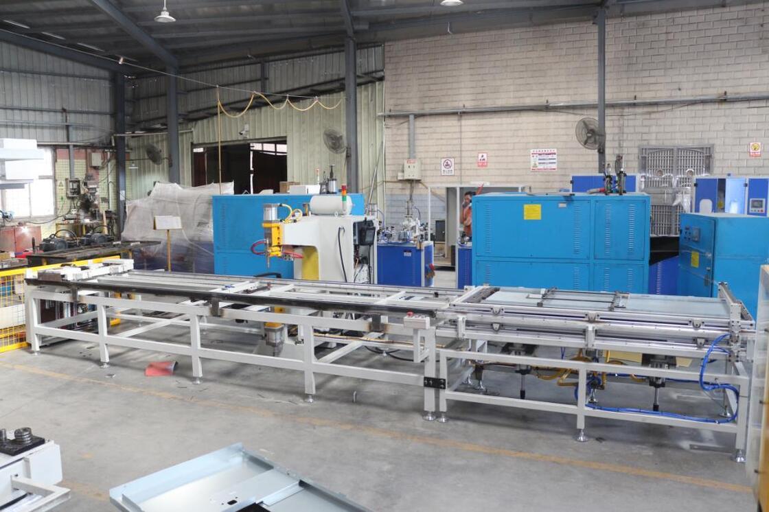 XY Axis Automatic Movable Feeder Spot Welding Machine Firm Welding Door Sheet Metal